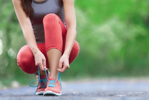 Femme portant des chaussures confortables