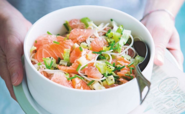 Salade légère au saumon, idées de recettes à moins de 300 calories 