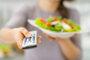 Manger rapidement n'aide pas à perdre du poids vite