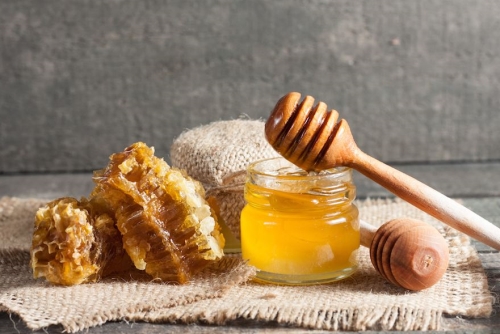 Utiliser le miel, une des meilleures alternatives au sucre
